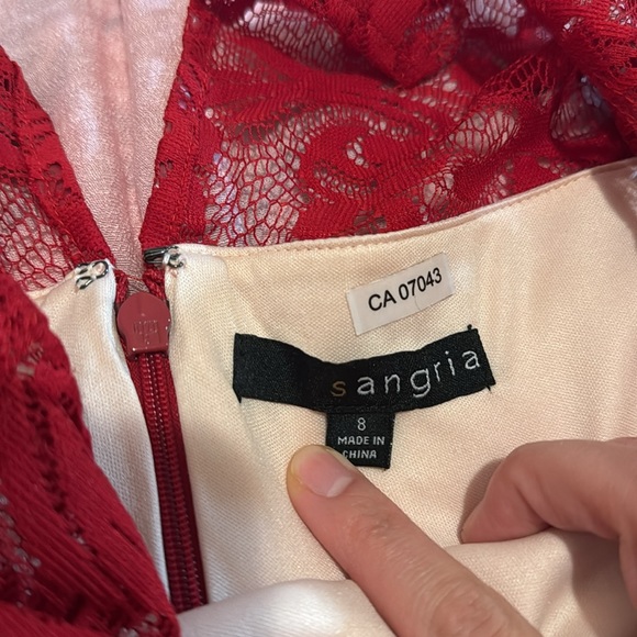 Beautiful red dress - Picture 4 of 6